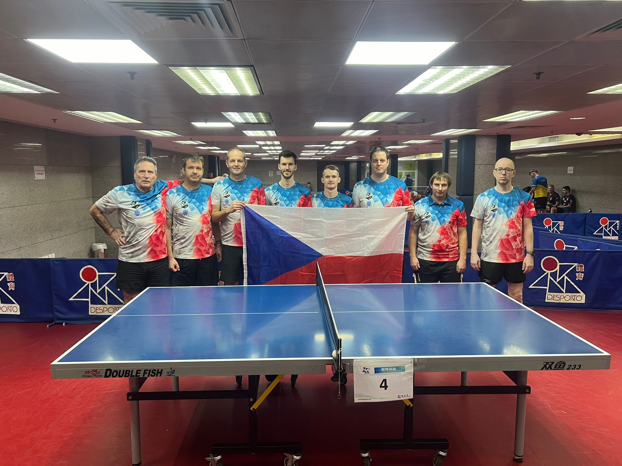 Reprezentace s vlajkou a stolem